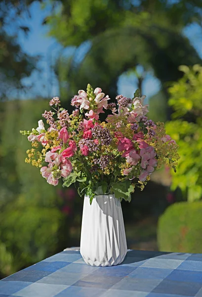 Kleurrijke bloem Posy in een vaas — Stockfoto