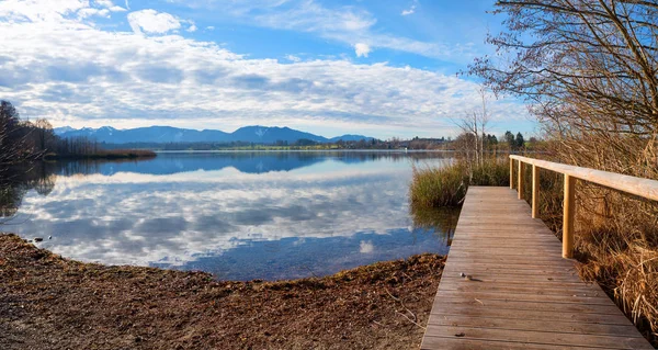 Strandbad Riegsee mit Holzsteg und Bergblick — Stockfoto