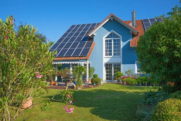 Bakgård trädgård av en vacker familj hem med solpaneler på — Stockfoto