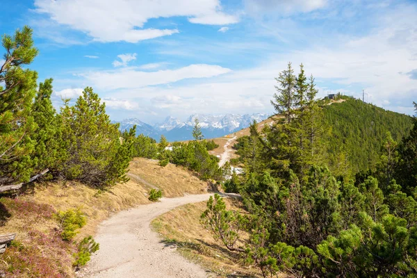 Wanderweg zum Berggipfel und zur Seilbahnstation — Stockfoto