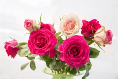 beyaz arka plan üzerinde kokulu gül buketi