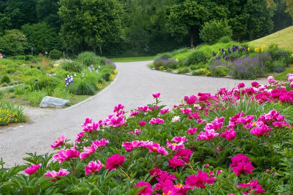 Beautiful flower beds and walking way at westpark munich, bavari — Stock Photo, Image
