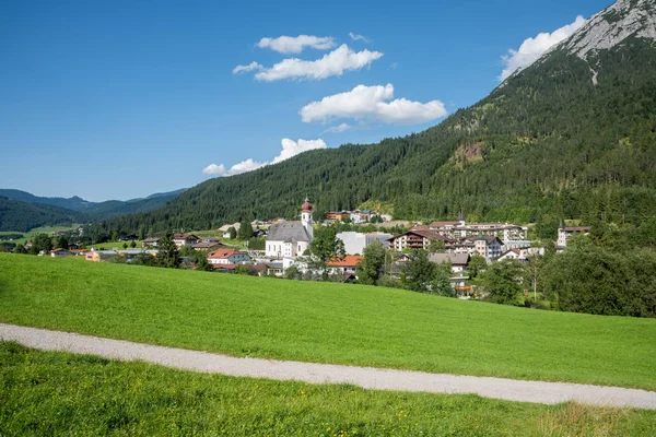 Achenkirch pueblo, destino turístico y ciudad balneario, tirolean l —  Fotos de Stock