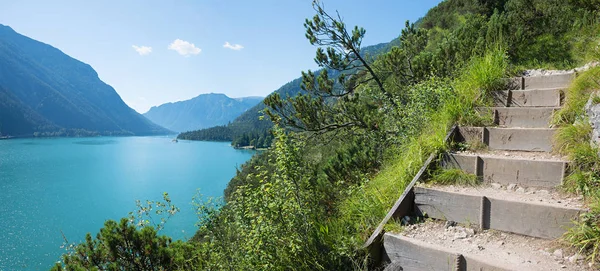 Adventurous hiking trail along lake achensee tirol with staircas — Stock Photo, Image
