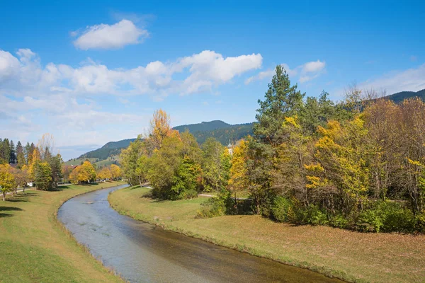Idylliska Tourist Spa Town Oberammergau och Ammer River på hösten — Stockfoto