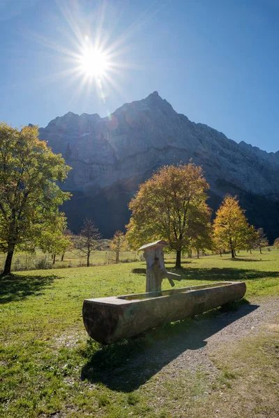 Luminoso paesaggio soleggiato karwendel in autunno con standpipe in legno — Foto Stock