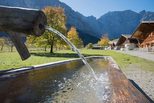Houten standpijp met vers koud water, Karwendel vallei in herf — Stockfoto