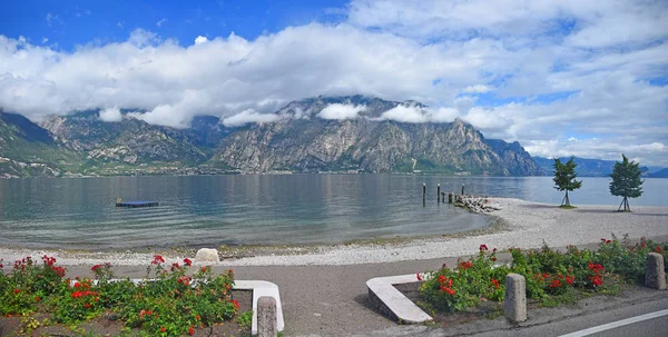 Gezinti ve dağ manzaralı göl kıyısı gardasee — Stok fotoğraf