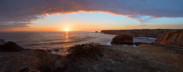 Romantico tramonto umore a costa vicentina scogliere vicino carrapateira — Foto Stock