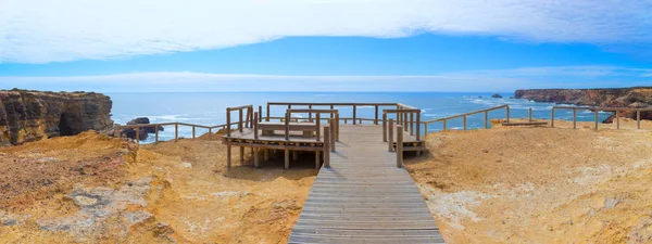 Belvedere con passerella in legno, costa vicentina, portugal — Foto Stock