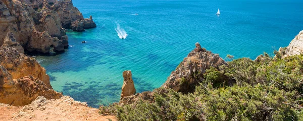 Cliff coast and blue ocean, boat trip around ponta da piedade, p — Stock Photo, Image