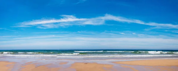 Playa atlantik con olas y cielo azul con nubes finas —  Fotos de Stock