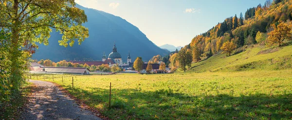 Bildmässigt bayerska höstlandskap med gångväg runt Benedict — Stockfoto