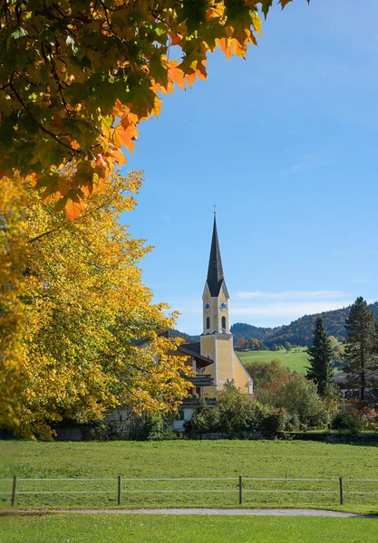 Saint Sixtus kyrka Schliersee, höstliga lönnträd — Stockfoto