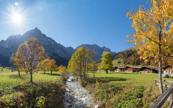 Pueblo alpino en los Alpes, Karwendel valle en otoño —  Fotos de Stock