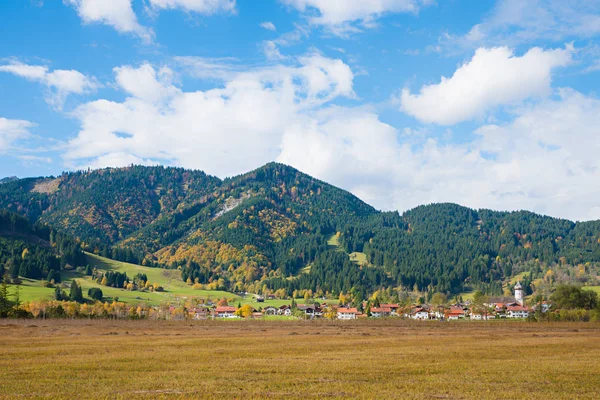 Ville thermale unterammergau dans la belle nature automnale — Photo