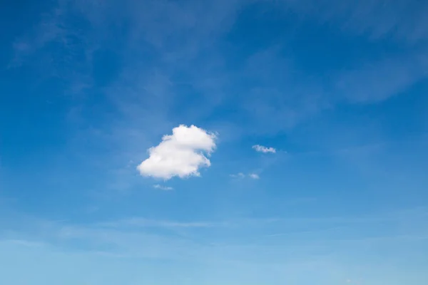 Одно маленькое облако и голубое небо вокруг — стоковое фото