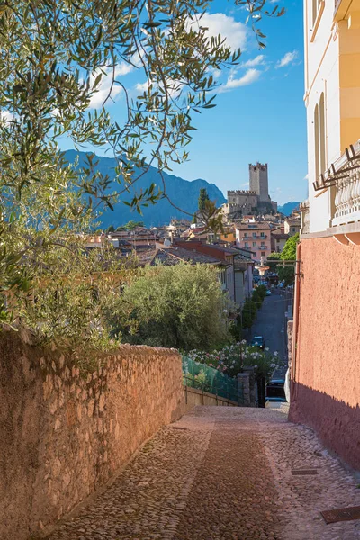 Manzara ile alleyway Scaliger kale Malcesine — Stok fotoğraf