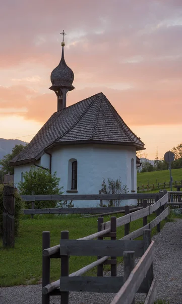 Petite chapelle du village rubi au coucher du soleil — Photo