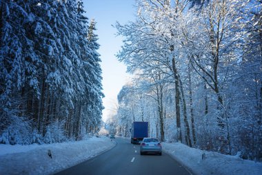 binek araba wintry ormanda bir kamyonun arkasında yakın sürücüler, bekleyin