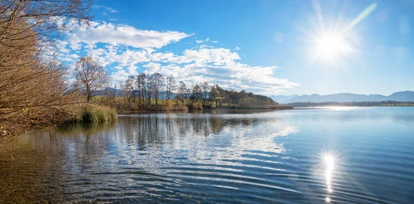 阳光明媚的湖畔秋景 — 图库照片