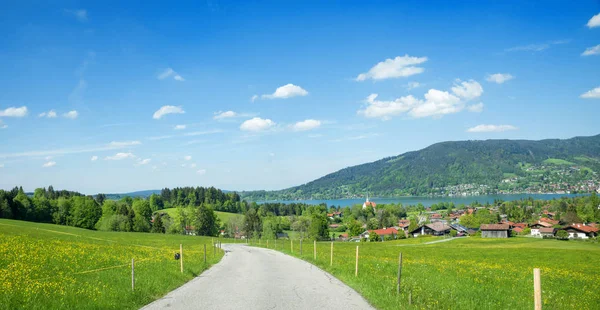Strada di campagna sopra il lago tegernsee e città termale cattivo wiessee con — Foto Stock