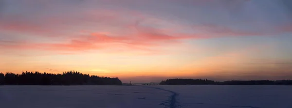 Sonnenuntergang über verschneitem Feldpanorama — Stockfoto