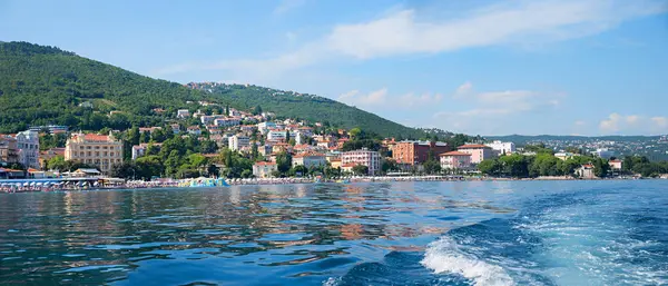 Opatija, Kroatië, 9 augustus, 2019-populaire badplaats kvar — Stockfoto