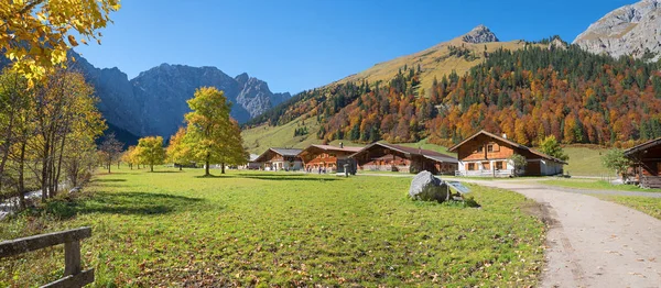 Engalmen, Tirol, Oostenrijk, 5 oktober 2017-idyllische Village Wi — Stockfoto