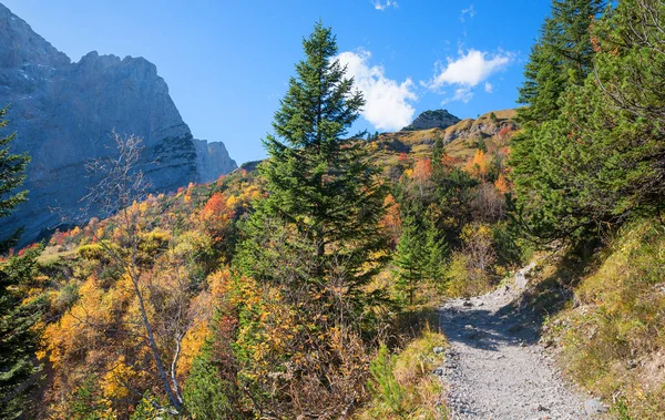 Popular hiking trail in autumnal landscape karwendel — Stock Photo, Image