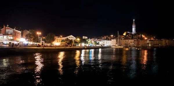 Rovinj güzel eski şehir, Geceleri Istria Hırvatistan — Stok fotoğraf