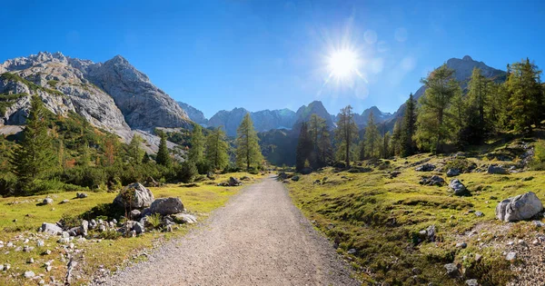 Pěší cesta z Ehrwalder Alm do jezera Seebensee, Tirolean krajina — Stock fotografie