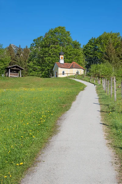 Loopbrug naar een prachtige kapel, Maria Rast, Beierse Alpen — Stockfoto