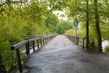 Isar Nehri üzerinde cennet yolu Yeşil kepek arasında Münih