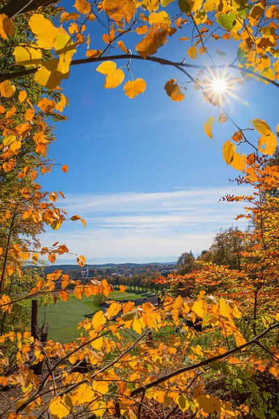 에베르스 베르크 근처에 있는 망보는 지점에서 가을에 마을을 바라본다 — 스톡 사진