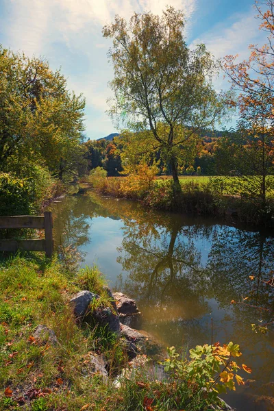 Rzeka Schlierach z kolorowymi jesiennymi drzewami i krzewami — Zdjęcie stockowe