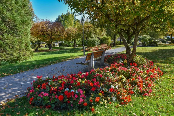 Walkway through the spa garden Rottach-Egern, bench and colorful — Stock Photo, Image