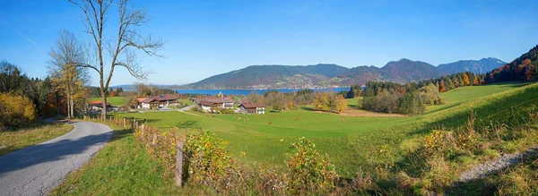 Sonbaharda Kleinbuch 'tan Tegernsee Gölü manzaralı yürüyüş rotası — Stok fotoğraf