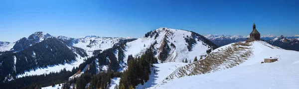 Pequeña capilla en la cumbre de Wallberg y vista a la montaña de setzberg , — Foto de Stock