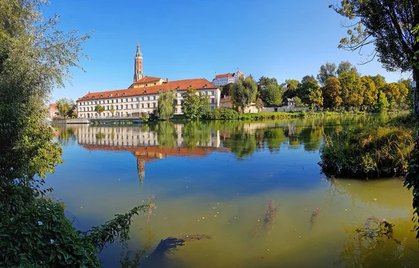 Staré město pevniny a řeka Isar, s odleskem vody — Stock fotografie