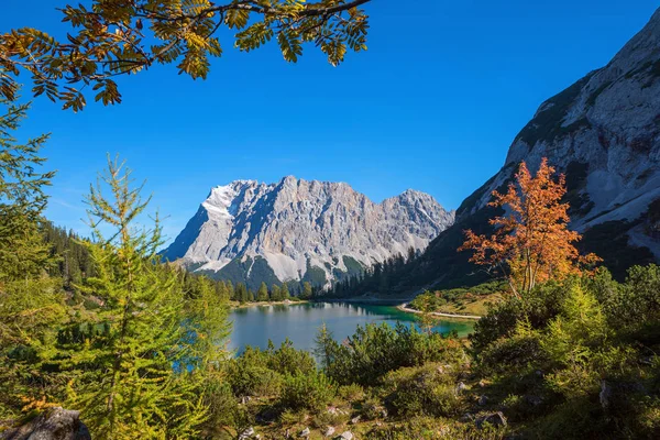 Idyllisk tirolskt landskap, sjö seebensee och Zugspitze mountai — Stockfoto
