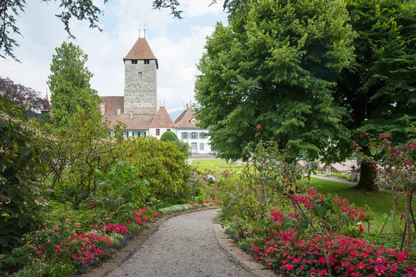 Spiez Švýcarsko Července 2018 Krásný Rekreační Park Květinami Historickým Hradem — Stock fotografie