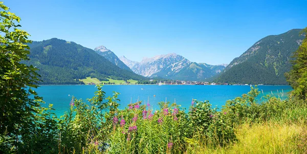 夏の美しい湖Achensee 観光健康リゾートへの眺めPertisauとオーストリアのアルプス — ストック写真