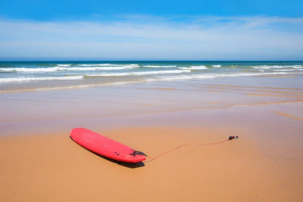 Tavola Surf Rossa Solitaria Sulla Spiaggia Sabbiosa Blu Oceano Atlantico — Foto Stock