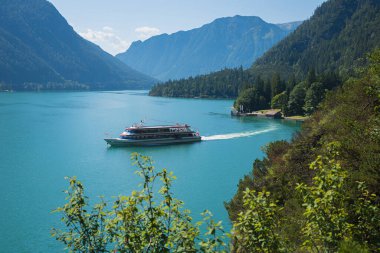 Achensee Austria Gölü 'nde yolcu gemisiyle tekne gezisi, yaz manzarası.
