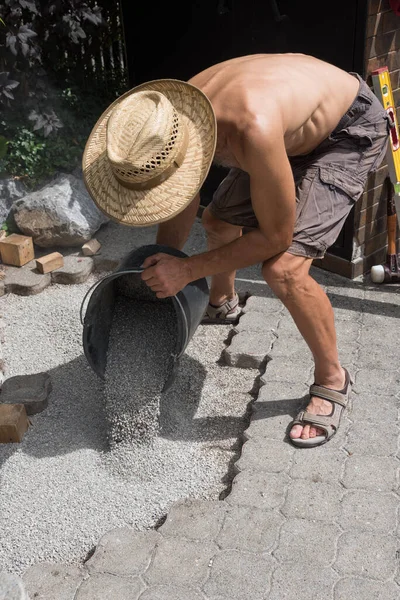 室外路面修理工作 用桶填碎石 地窖装瓷砖 — 图库照片