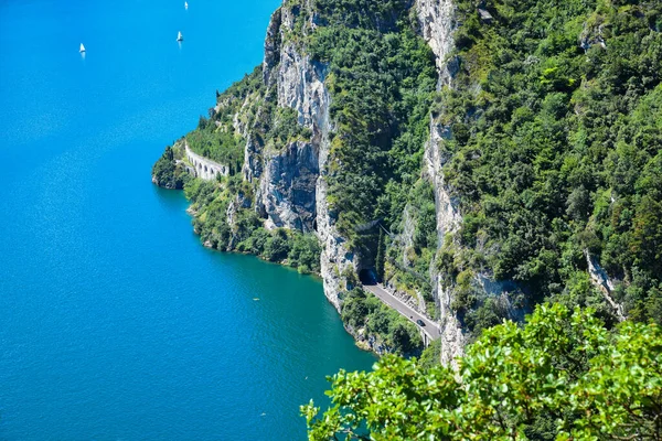 ガルデサナの道とトンネルを望む険しい湖海岸のガルダシー イタリアの風景 — ストック写真