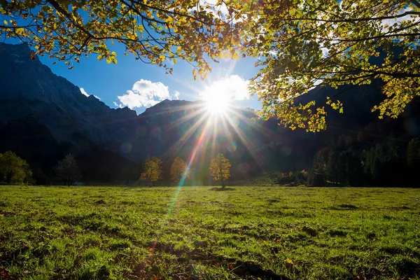Ultimi Raggi Sole Sulle Montagne Del Karwendel Ahornboden Paesaggio Autunnale — Foto Stock