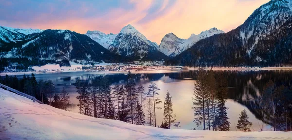 在Achensee湖的梦幻般的夕阳西下的心情 看到了冬季的Pertisau旅游胜地和雪地的阿尔卑斯山 — 图库照片