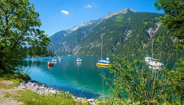 Barche Vela Colorate Sul Lago Achensee Paesaggio Tirolese Estate — Foto Stock